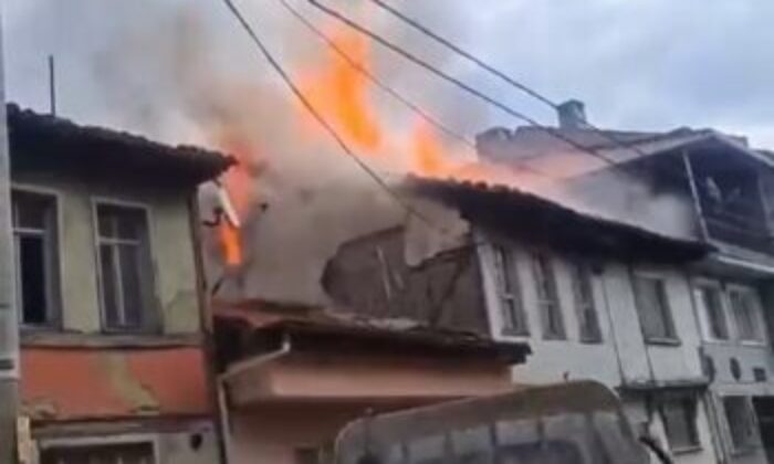Bursa’da tarihi ev alev alev yandı