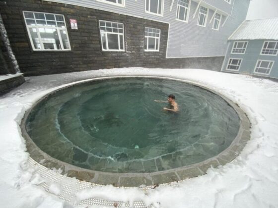 Uludağ’a gelen turistler dondurucu soğukta sıcak havuzun keyfini çıkartıyor