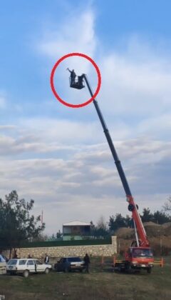 Alkollü maganda vincin tepesine çıkıp alkış istedi