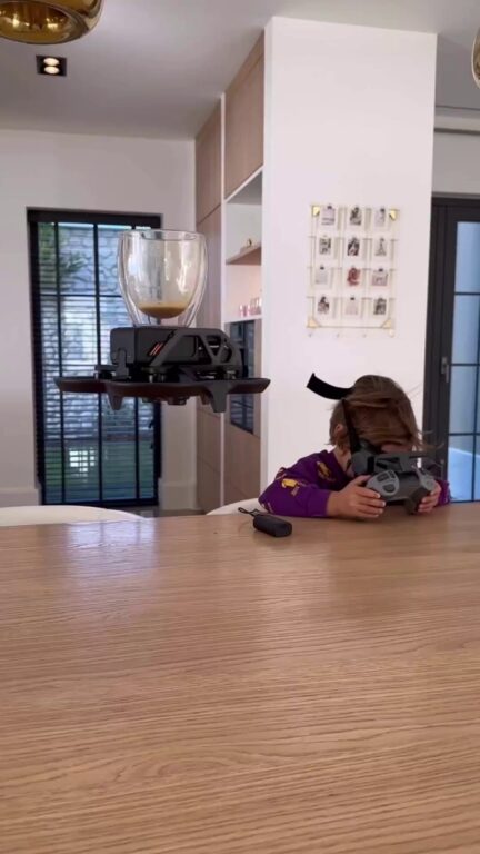 3 yaşındaki çocuğun dronlu kahve servisi sosyal medyada gündem oldu