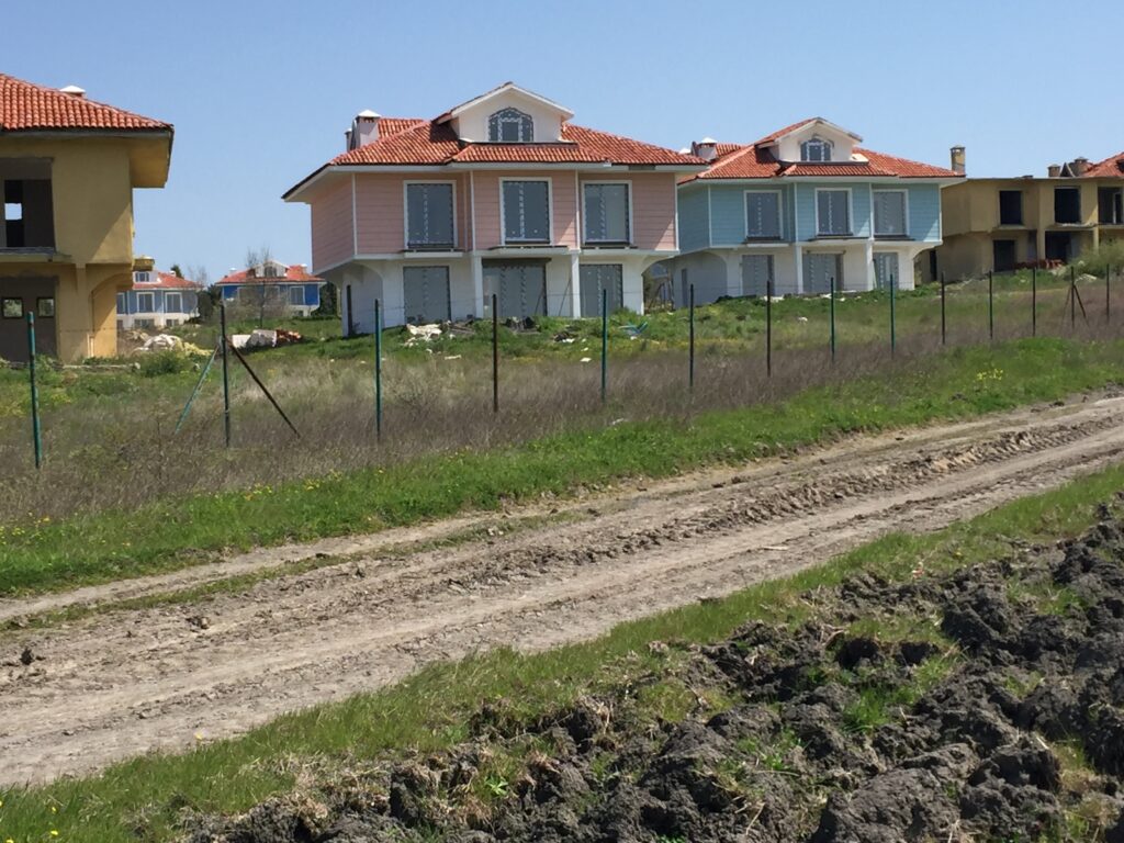 Bursa Büyükorhan’da 5.420 m² tarla ve üzerindeki tek katlı kargir mesken icradan satılıktır