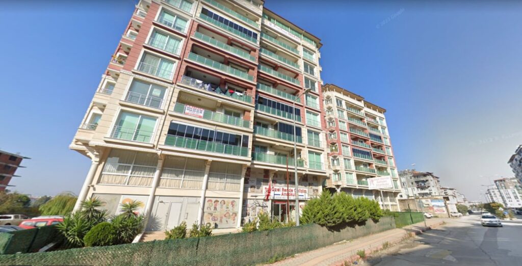 Antakya’da 78 kişiye mezar olan sitenin kolonlarını ‘kreş’ yapmak için kesmişler