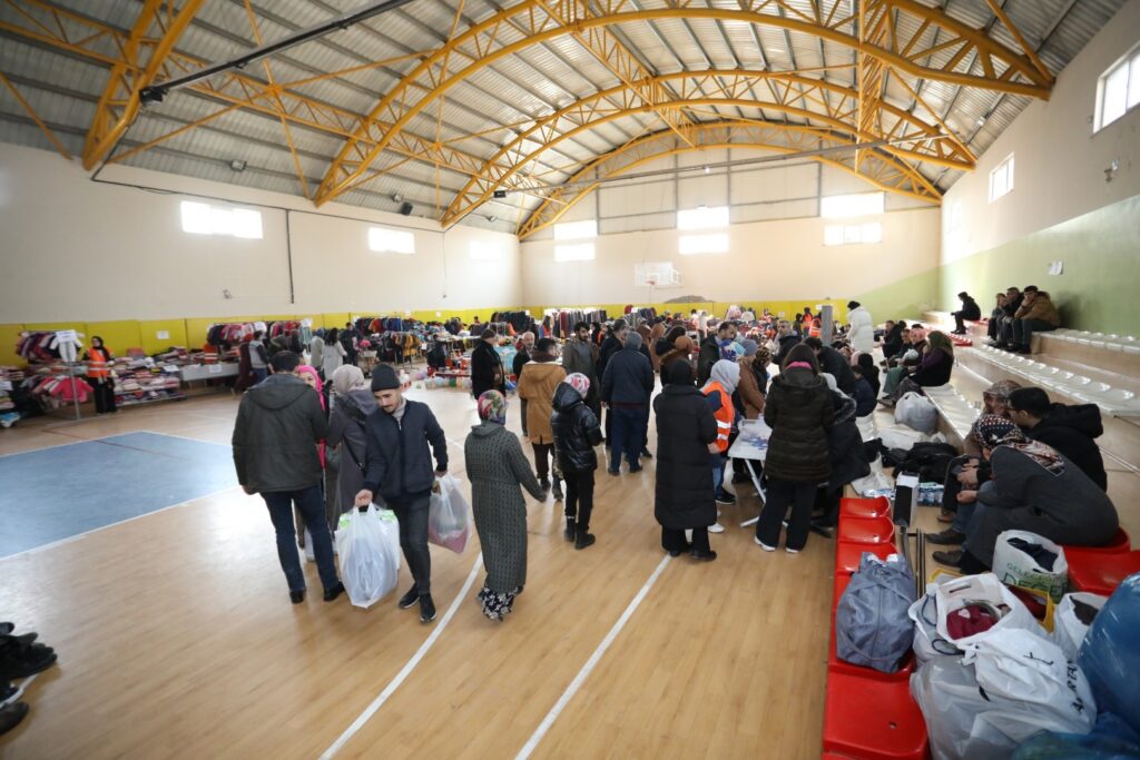 İnegöl depremzede ailelerin tüm ihtiyaçlarını karşılıyor