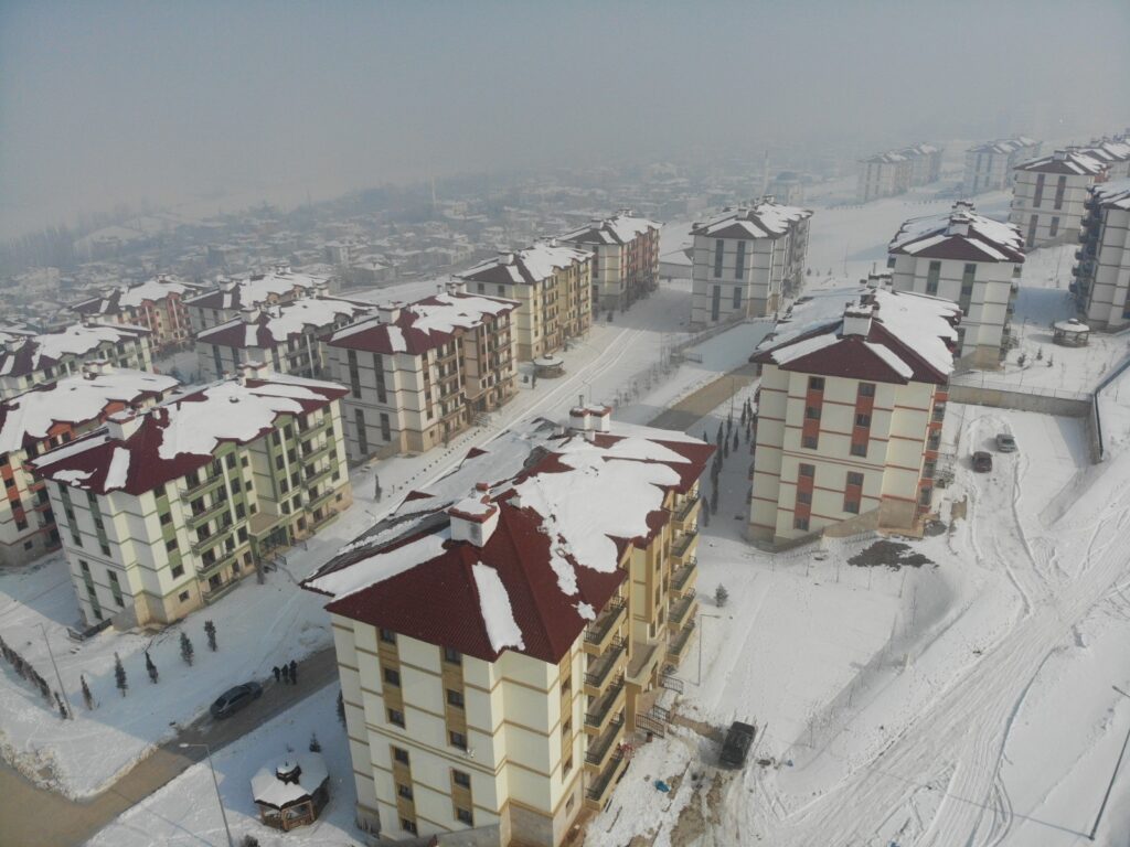 Elbistan’da TOKİ konutları sapasağlam