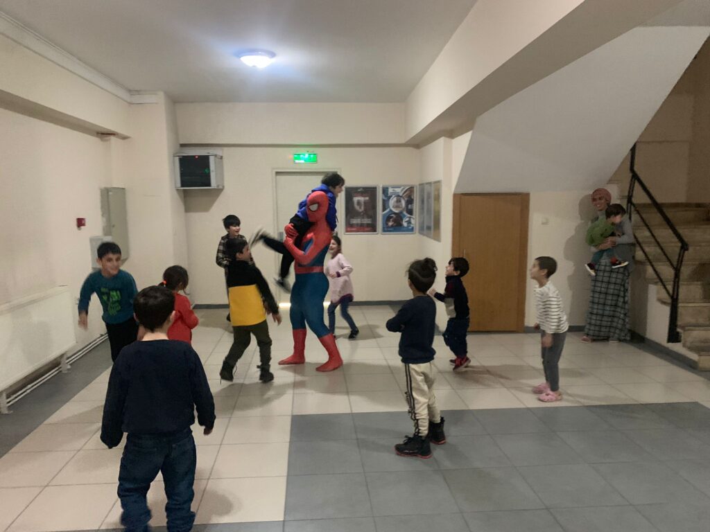 Depremzede çocuklara  örümcek adam morali