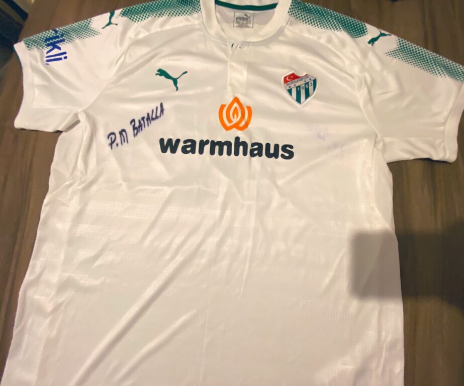 Bursaspor taraftarı depremzedeler için efsane formalarını satıyor