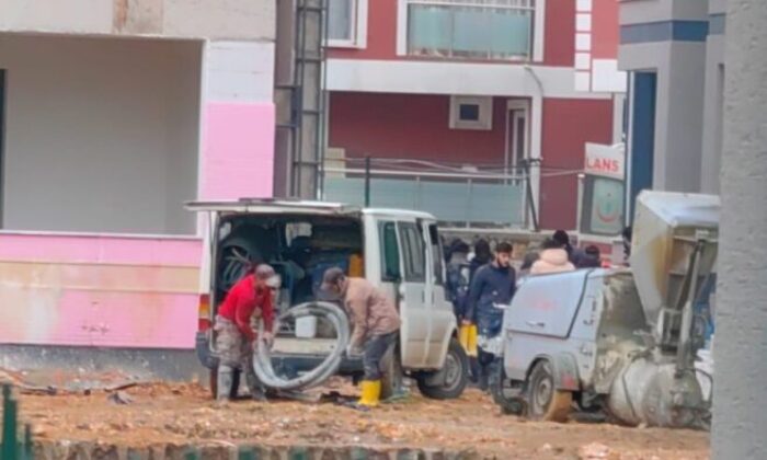 İnşaattan kardeşinin üzerine düştü..Tedavisi devam ediyor