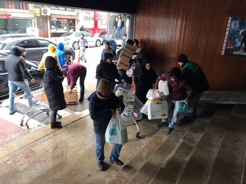 Karacabey, deprem bölgesine yardım için seferber oldu