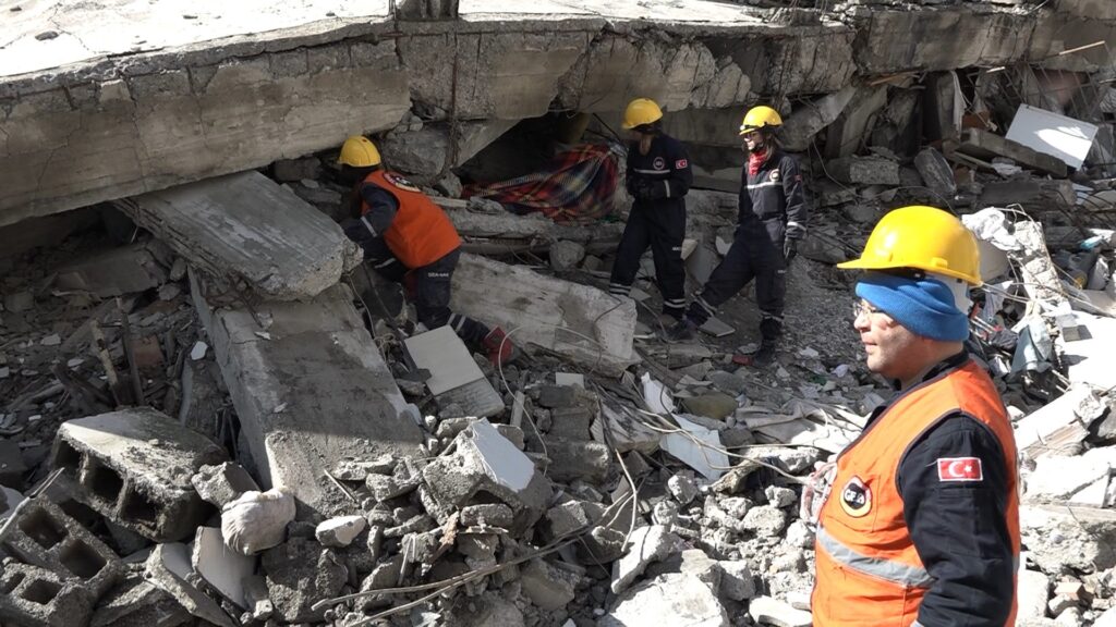 32 saat boyunca enkazda türkü söyleyerek moralini yüksek tuttu