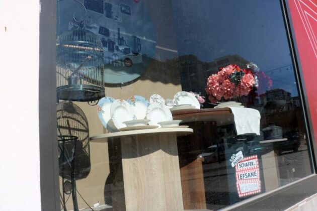 Kahramanmaraş’ta deprem sonrasında züccaciye dükkanında tek bir tabak bile kırılmadı