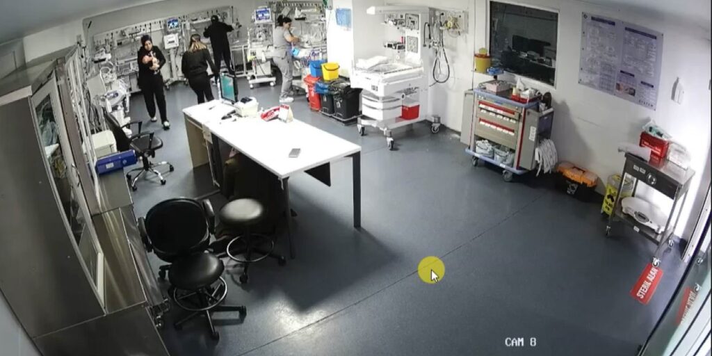 Kaçmak yerine yeni doğan bebekleri korudular