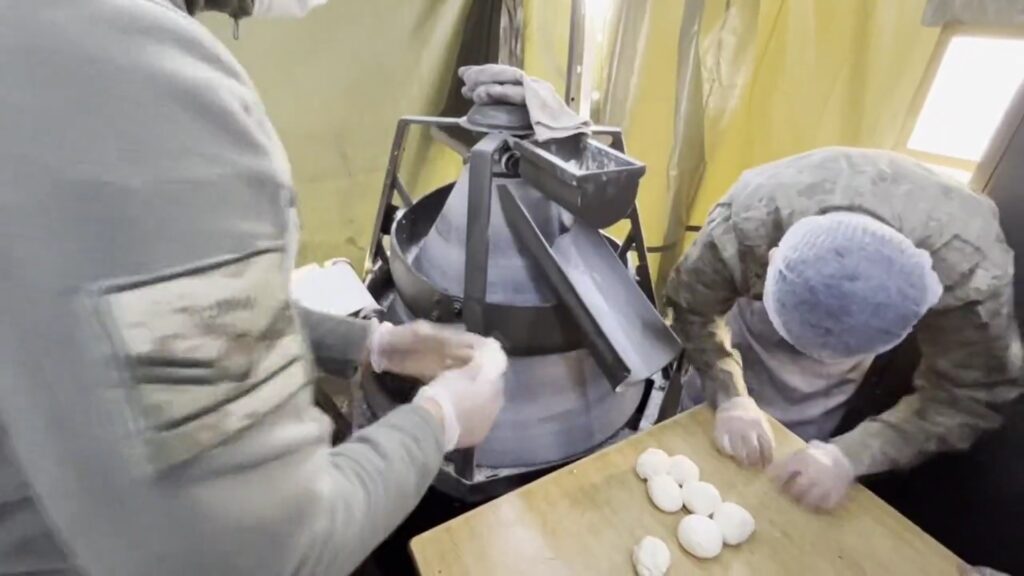 95’inci Zırhlı Tugayı Kahramanmaraş’ta çorba dağıtımına devam ediyor