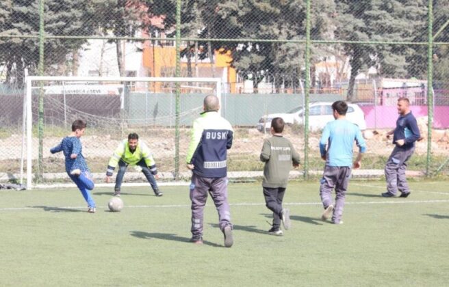 Bursalı ekipler depremzede çocuklarla moral maçı yaptı
