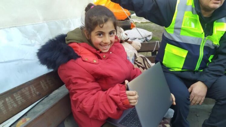 Depremzede Melek’in isteği bilgisayar teslim edildi