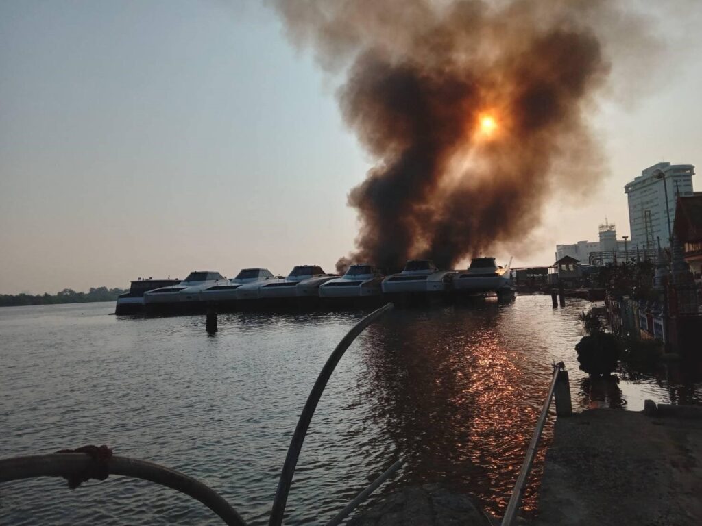 Tayland’da elektrikli feribotlar alev aldı