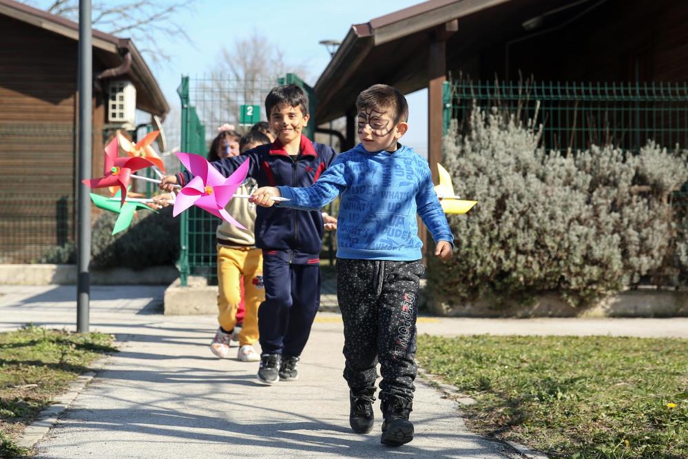 Depremzede çocuklara oyun ve atölyelerle moral