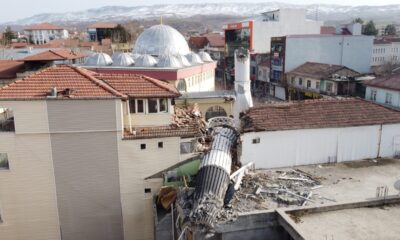 Cami minaresi apartmanı ikiye böldü