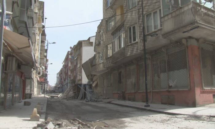 Malatya’da ağır hasarlı bir bina daha kendiliğinden yıkıldı