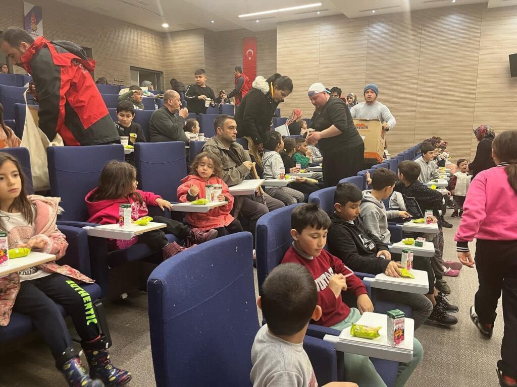 Depremzede Çocuklara Sinema Sürprizi