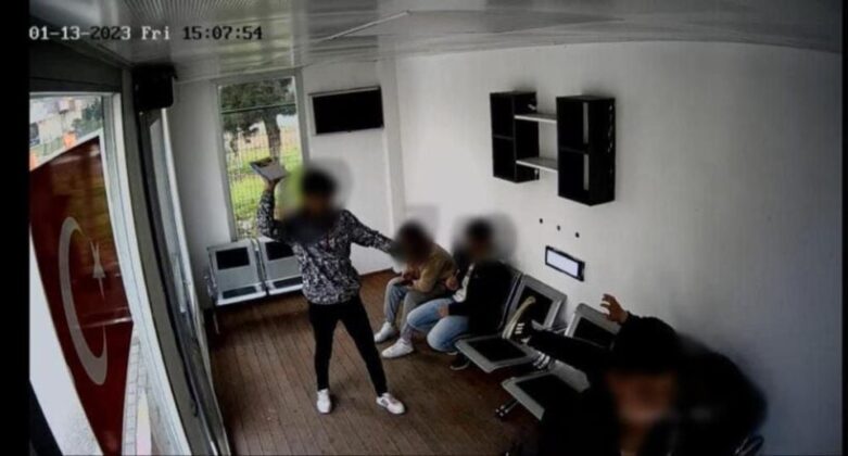 Bursa’da kapalı otobüs duraklarına çirkin saldırı