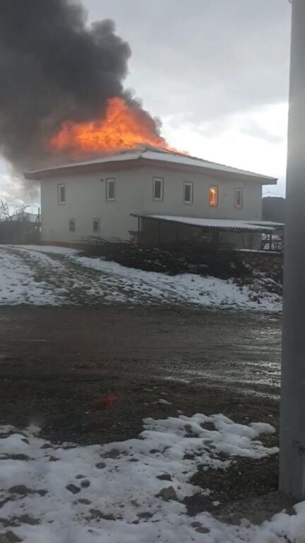 Bursa’da iki katlı ev, alev alev yandı