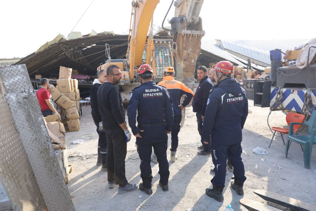 Bursa itfaiyesi gece gündüz iş başında