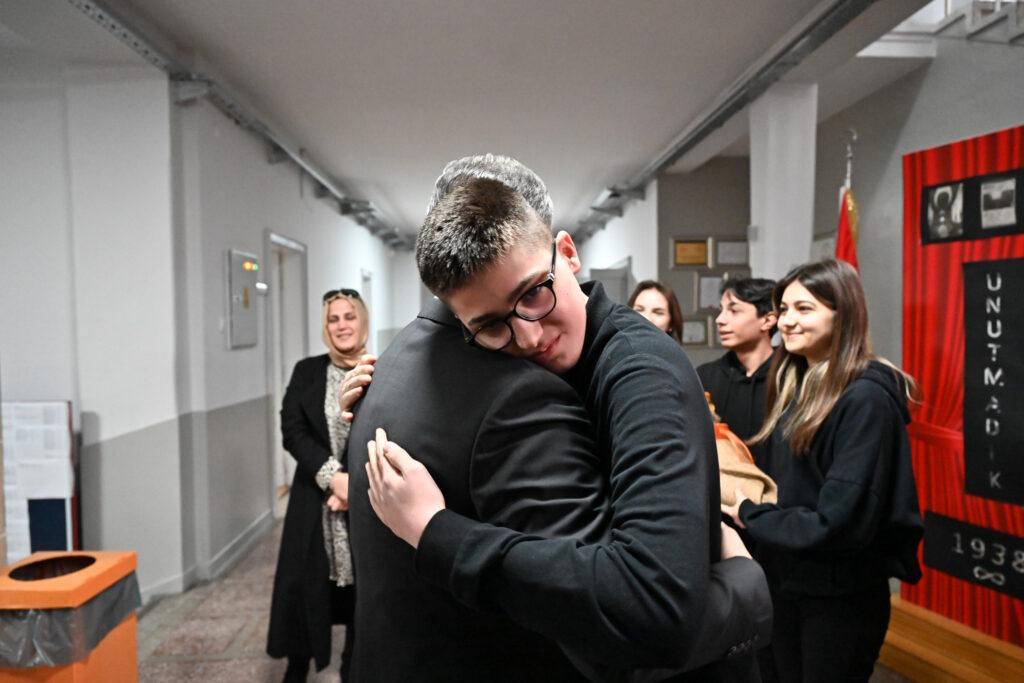 Liseli gençlerden deprem bölgesine anlamlı destek