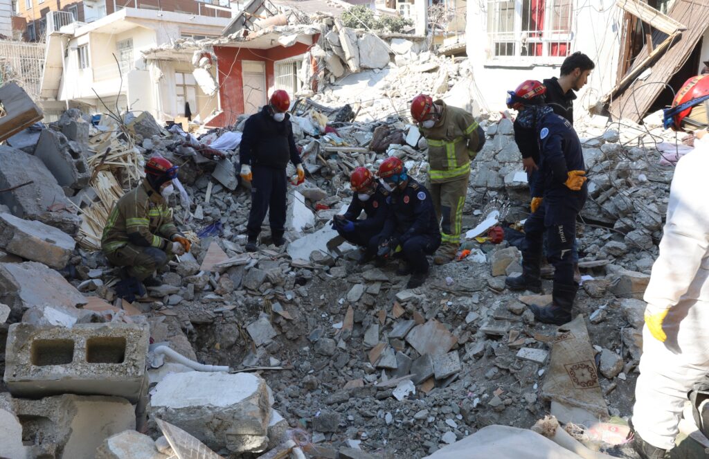 Enkaz yığınlarında nefes arayışı