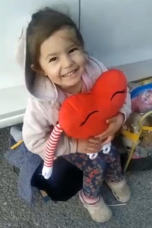 Bursa’dan gönderilen kalp yastığı alan depremzede küçük kızın gülüşü içleri ısıttı