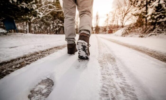 Karlı ve buzlu yolda yürümenin püf noktaları