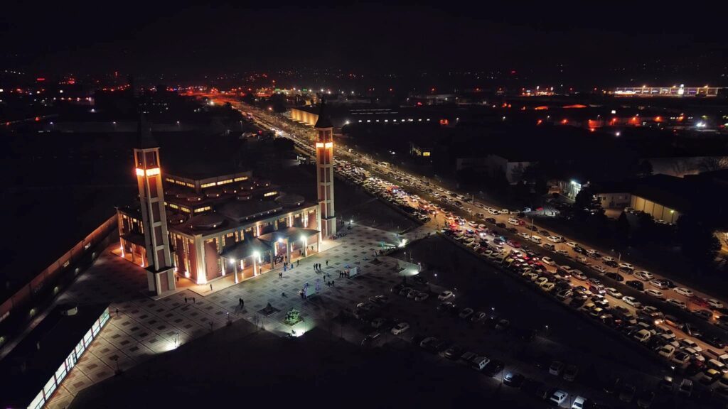 Miraç Kandilinde eller depremzedeler için semaya açıldı