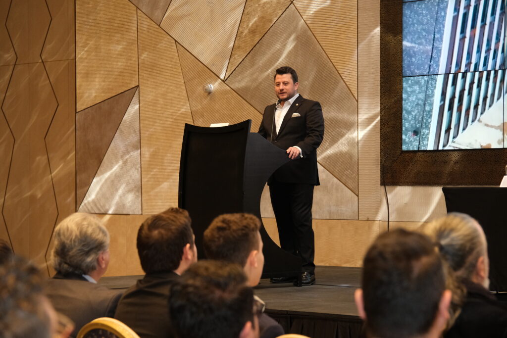 DOWNTOWN’A VAKKO İMZASI