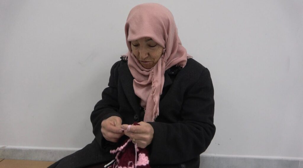 Gürsulu Şekernaz Teyze afet bölgesine el işi örüyor