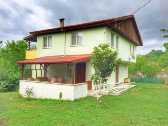 Bursa Gemlik’te 8.356 m² hisseli arsa üzerindeki iki katlı bina mahkemeden satılıktır