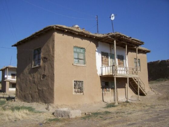 Bursa Karacabey’de 244 m² arsa üzerindeki kerpiç ev mahkemeden satılıktır