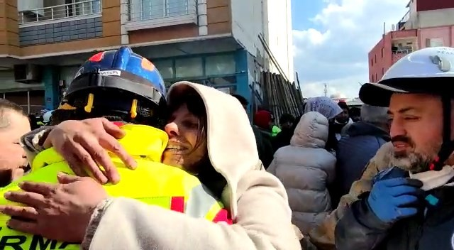 103 saat sonra yakınını kurtaran elleri ağlayarak öptü: “Siz bir meleksiniz”