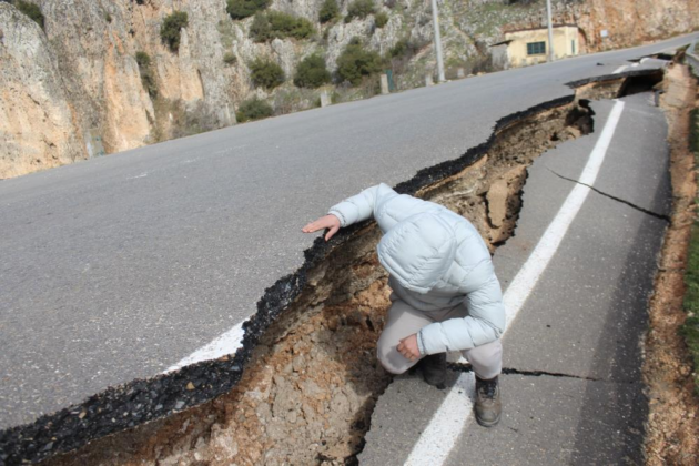 Kartalkaya Barajı’nda yol ortadan ikiye ayrıldı