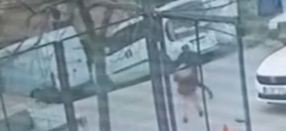 Yola aniden fırlayan çocuk otomobilin altında kaldı