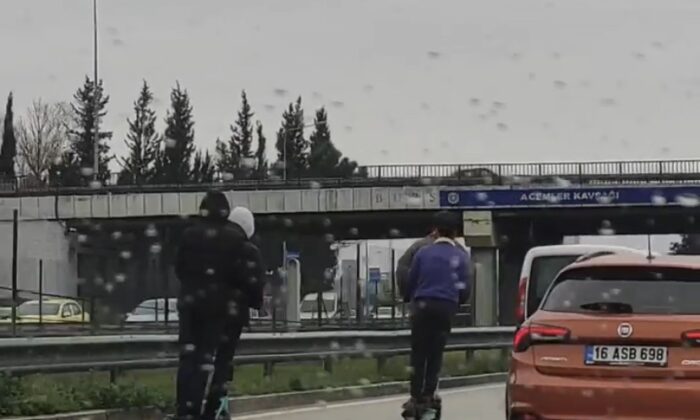 Bursa’da gençlerin tehlikeli scooter yolculuğu kamerada