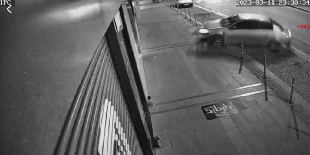 Kontrolden çıkan otomobilin iş yerine çarptığı kaza kameraya yansıdı