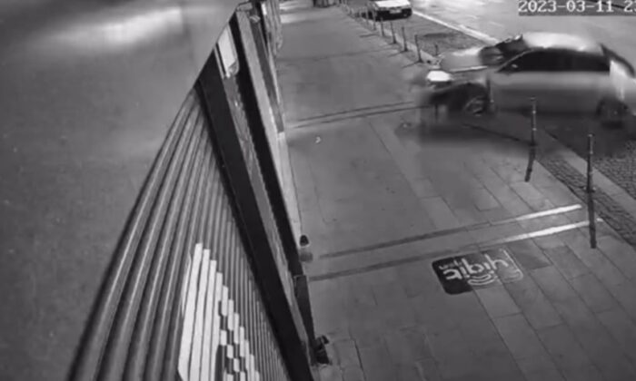 Kontrolden çıkan otomobilin iş yerine çarptığı kaza kameraya yansıdı