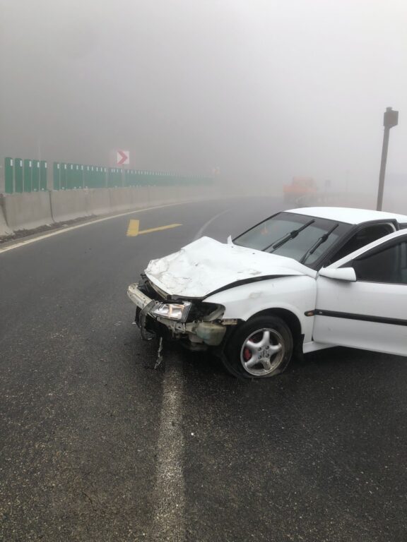 Sis sebebiyle kontrolden çıkan otomobil bariyerlere çarptı