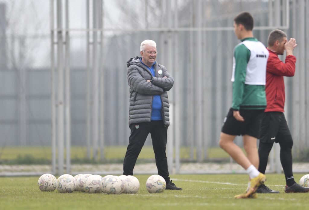 İsmail Ertekin’le yollar ayrıldı