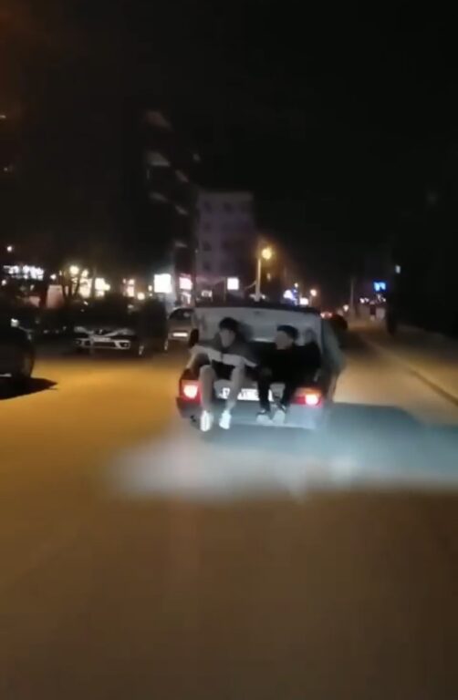 Gençlerin otomobil bagajındaki tehlikeli yolculuğu