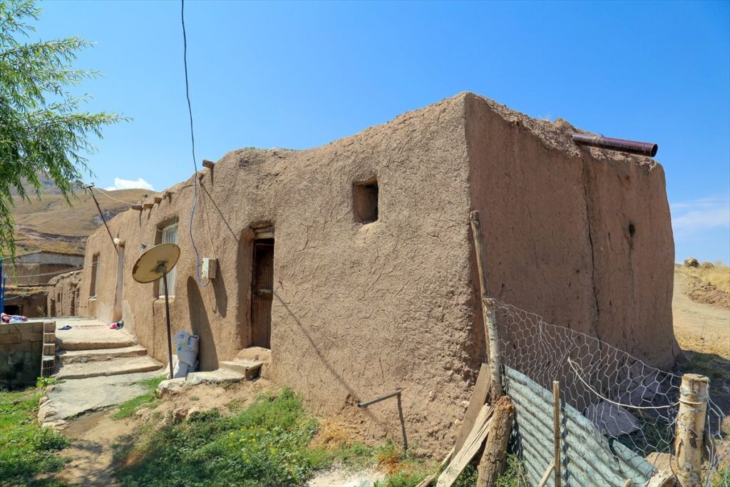 Bursa Karacabey’de 240 m² arsa üzerindeki kerpiç ev mahkemeden satılıktır