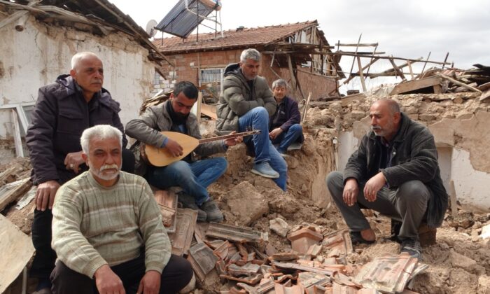 İki depremzededen enkaza türkü
