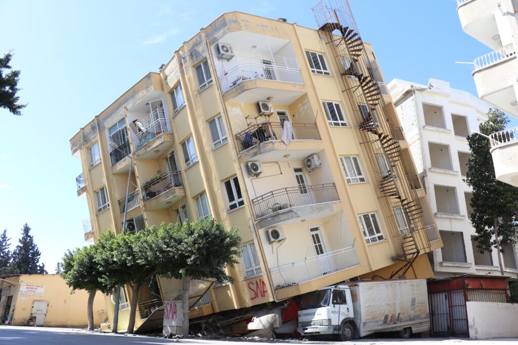 Her an çökebilir: Yan yatan 5 katlı binayı altında kalan kamyonet tutuyor