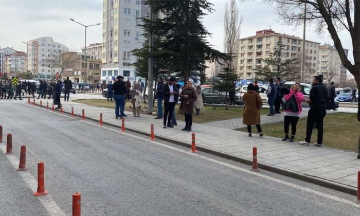 Kayseri 4.7 büyüklüğündeki depremle sallandı, vatandaşlar sokağa döküldü