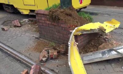 Eminönü’nde raydan çıkan tramvay kaza yaptı