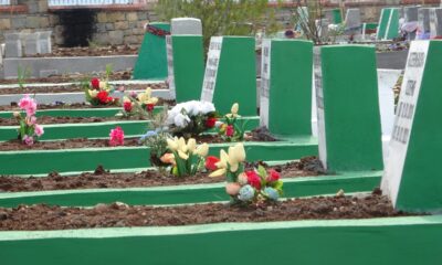 Depremde hayatını kaybedenlerin yakınları Kadınlar Günü’nde mezarlara çiçek bırakıp gitti